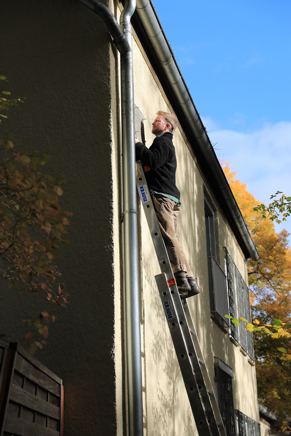 Anbringen eines Spaltkastens an einer Hausfassade