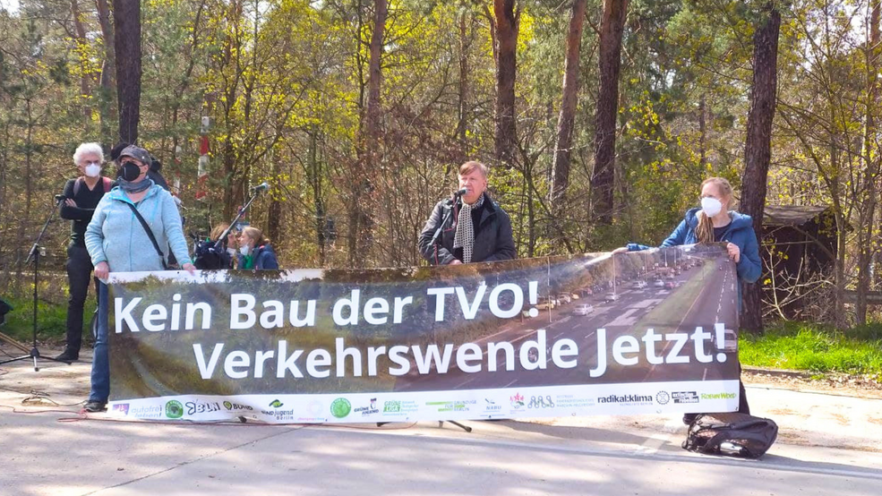 Manfred Schubert spricht auf der Demo gegen die TVO (25.04.2021).