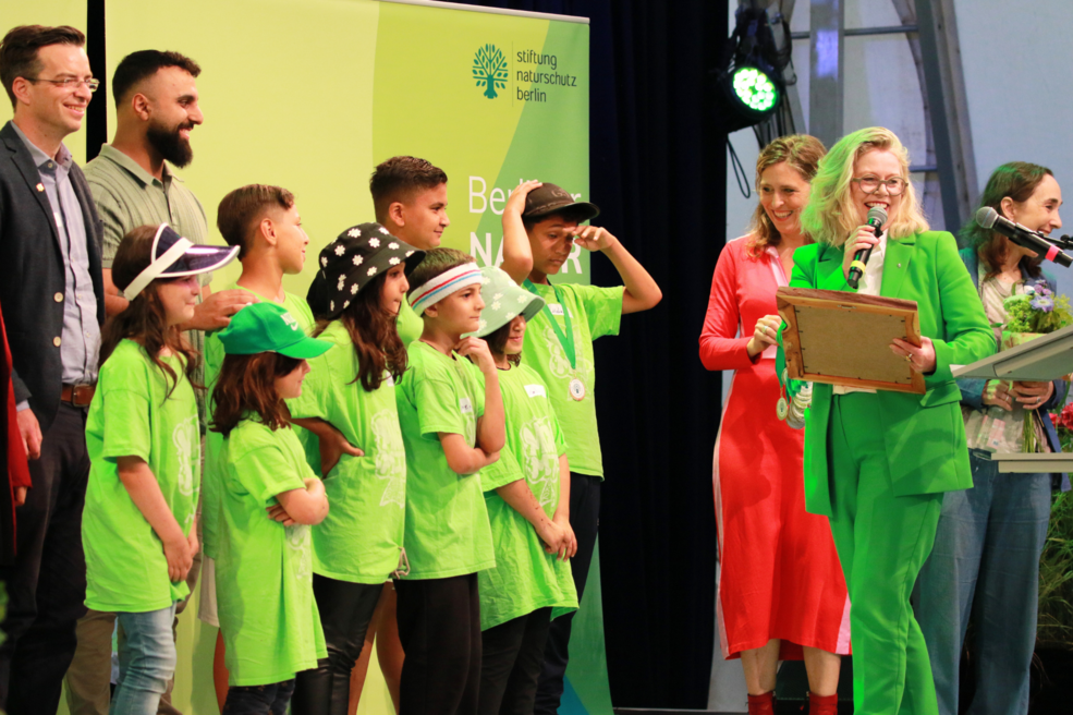 Nachwuchspreisträger Kategorie Institution: Nachbarschaftsheim Neukölln – „Coole Kids Rap“ für die Umwelt. Die Umweltsenatorin Ute Bonde übergibt den Preis.