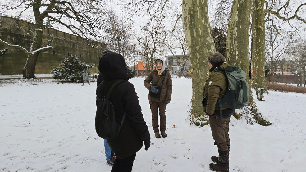 Die beiden Stadtnatur-Rangerinnen an einer alten Platane in direkter Nähe des Schinkel-Denkmals im Viktoriapark.
