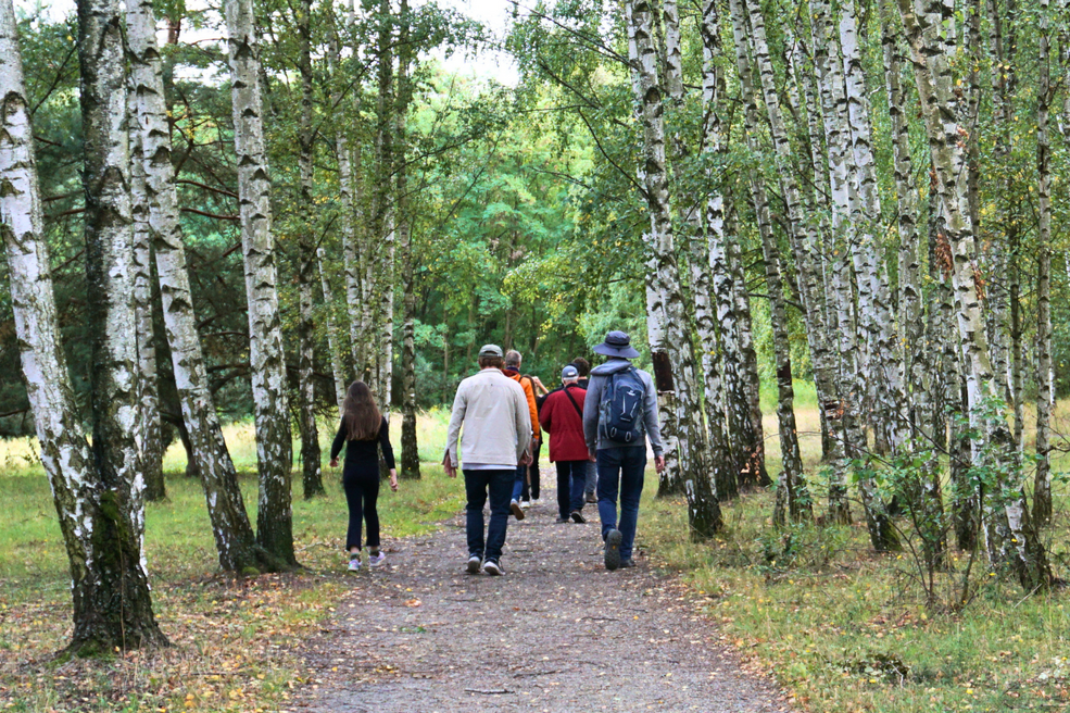 Gruppe Menschen im Wald