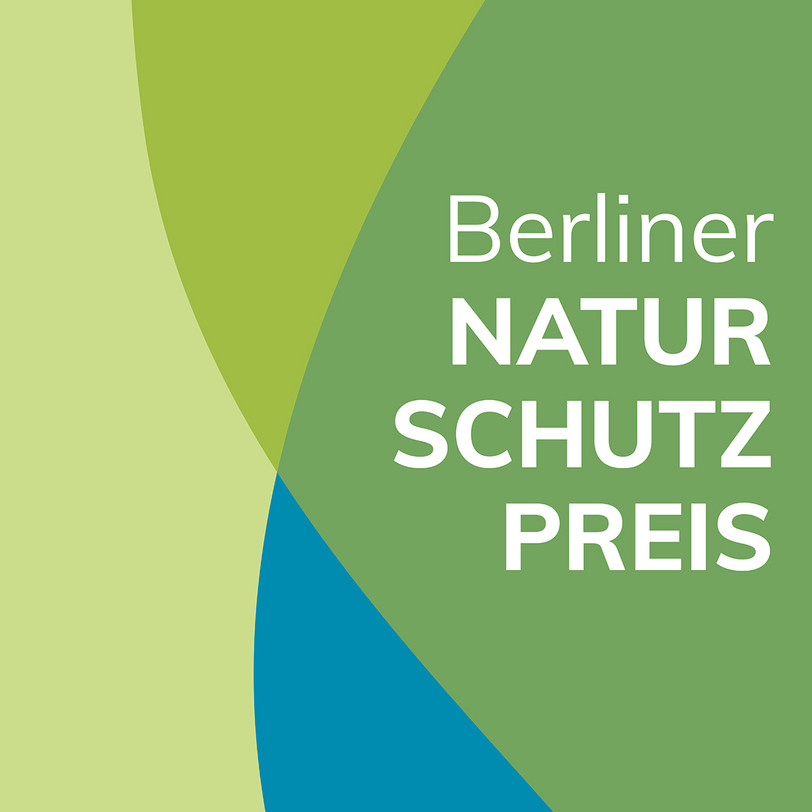 Auf einer Grafik mit grünen und blauen Wellen stehen die Worte: Berliner Naturschutzpreis