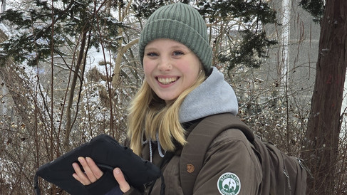 Stadtnatur-Rangerin Janni Kretschmer gibt die Daten eines Baumes in ein Tablet ein