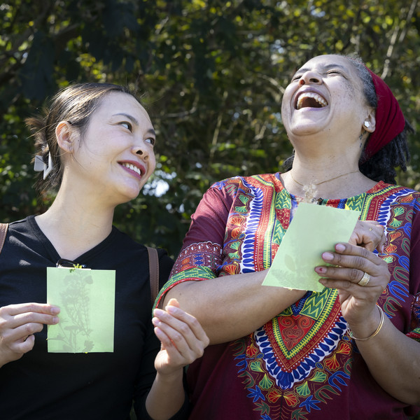 Naturbegleiter zwei Frauen lachen in der Natur