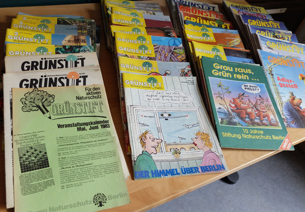 Auf einem Tisch liegen 4 Stapel des Magazins Grünstift nebeneinander