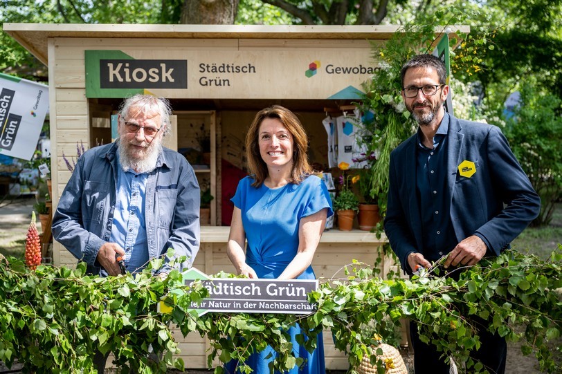 Reinhard Schubert, Mitglied des Vorstandes der Stiftung Naturschutz Berlin, Snezana Michaelis, Mitglied des Vorstandes der Gewobag und Peter Burgfried, Prokurist und Bereichsleiter Bestandsmanagement der Gewobag durchschneiden ein Band aus grünen Birkenzweigen